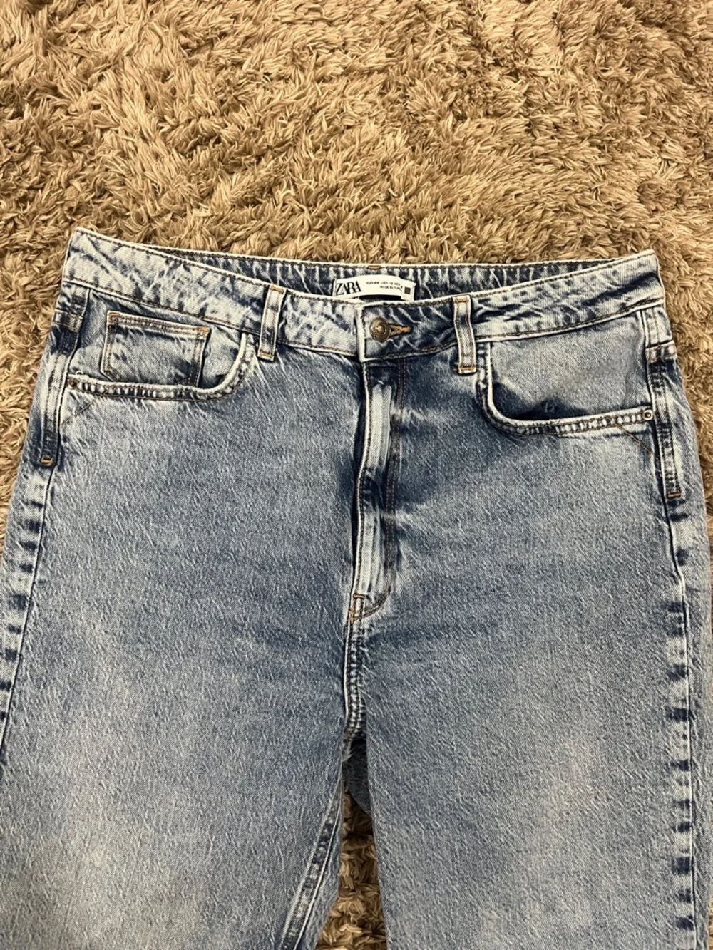 Zara Light Wash Flare Jeans in Faded Blue - Picture 2 of 6